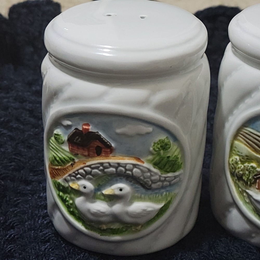 Vtg Gibon Salt Pepper Shakers 3.25" White Farm Barn Ducks Chickens Handpainted - Picture 2 of 9